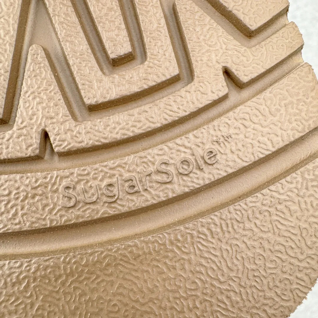 Pick up locally 💰520 UGG 5092 Classic autumn and winter sheepskin and fur integrated snow boots. All shoes are made of ZP. Longfeng A-grade Australian imported sheepskin and fur integrated brand OEM production line. Fully follow the ZP process. OEM original pattern maker. Adhering to the principle of no original shoe development and selection. Pay attention to every detail. The most authentic version on the market. TREADLITE "Light Wing" technology outsole. Light/durable/flexible/pile size: 35 36 37 38 39 40 Coding: by2936070